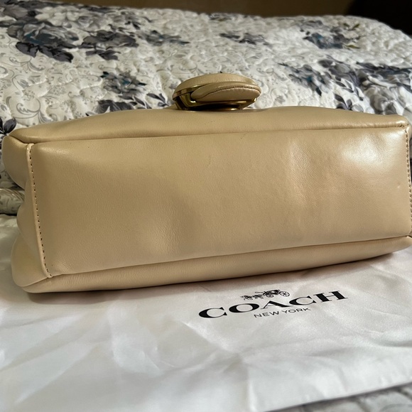 Coach Pillow Tabby - 26 - Picture 2 of 7